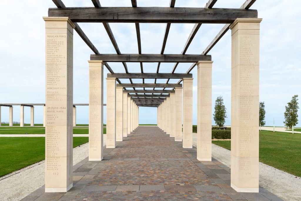Les colonnes du mémorial britannique en Normandie